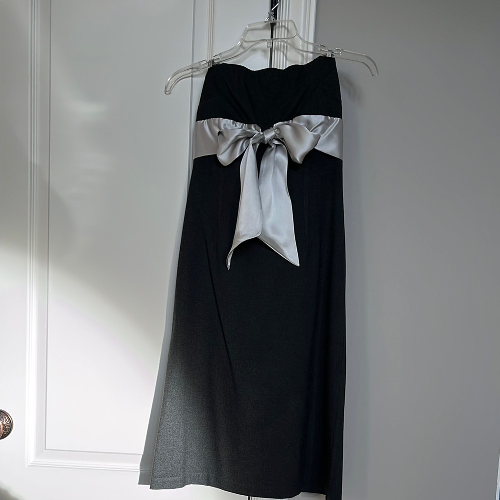 Elegant Black Strapless Dress with Silver Bow
